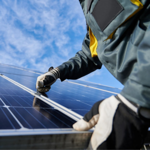 Installateur de panneaux photovoltaïques en train de terminer sa mise en place