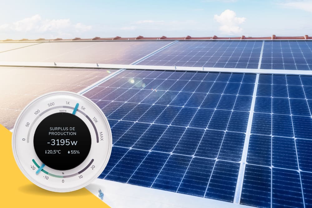 Panneaux photovoltaïques avec le boîtier d'aide à l'autoconsommation ecojoko affichant -3195 kWh