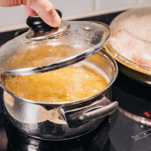 Casserole sur le feu et son couvercle