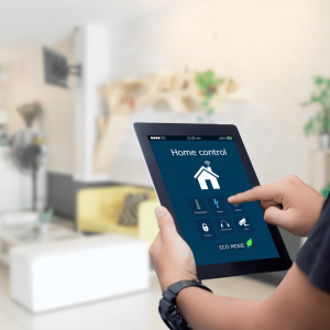 Tablette connectée en train de contrôler les lumières d'une maison