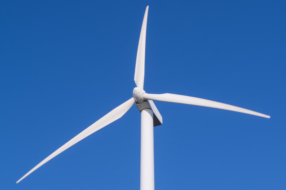 Éolienne horizontale avec un ciel bleu