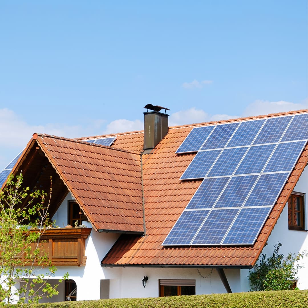 Maison avec sur le toit des panneaux photovoltaïques