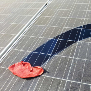 Chiffon sur des panneaux solaires en plein nettoyage