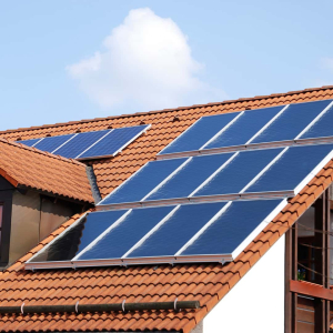 Installation photovoltaïque sur le toit d'une maison.