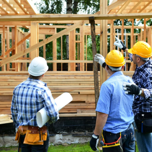 Constructeurs RGE sur le chantier d'une future maison à énergie positive.