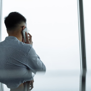 Homme de dos au téléphone