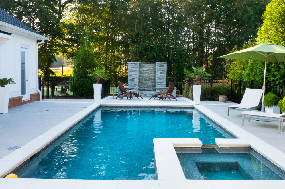Photo d'une piscine à côté d'une maison