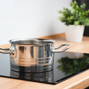 Casserole sur une plaque à induction