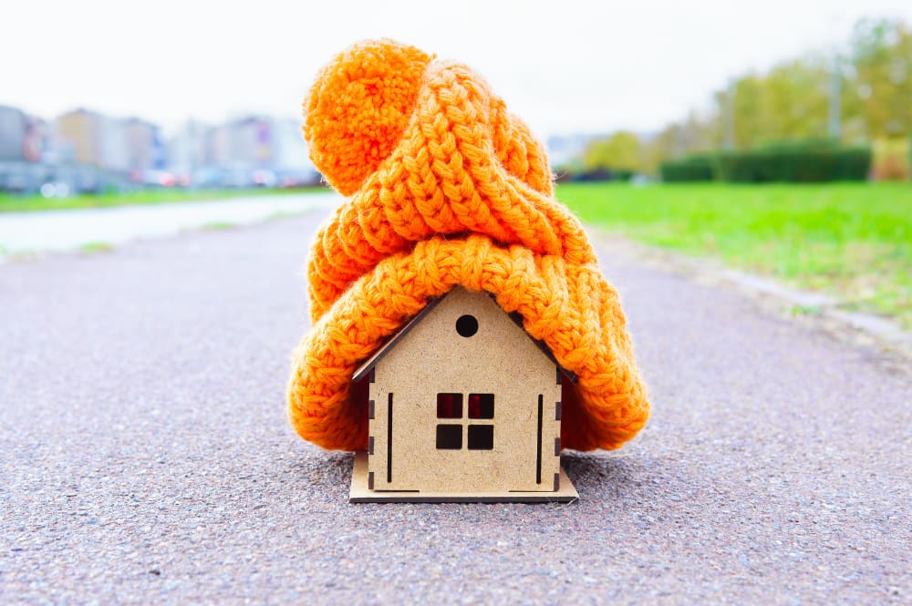 Maison en papier avec un bonnet par dessus