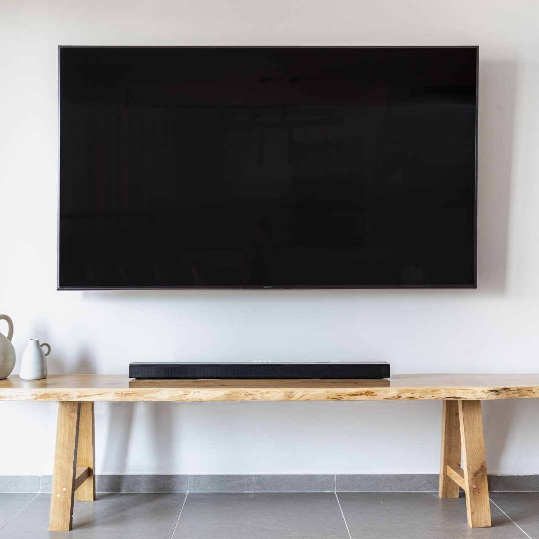 Téléviseur accroché au mur
