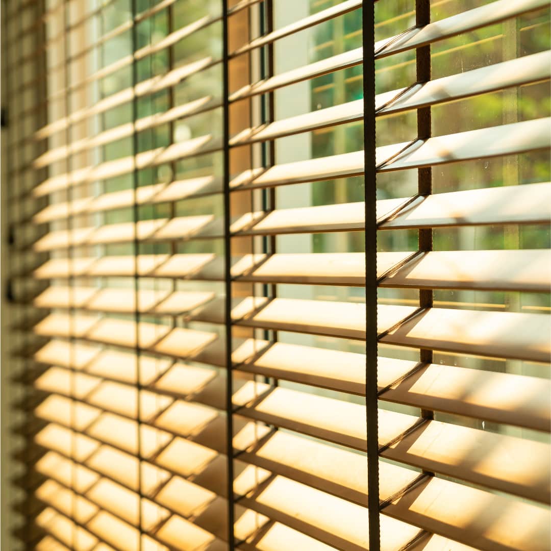 Volets qui laissent entrer le soleil
