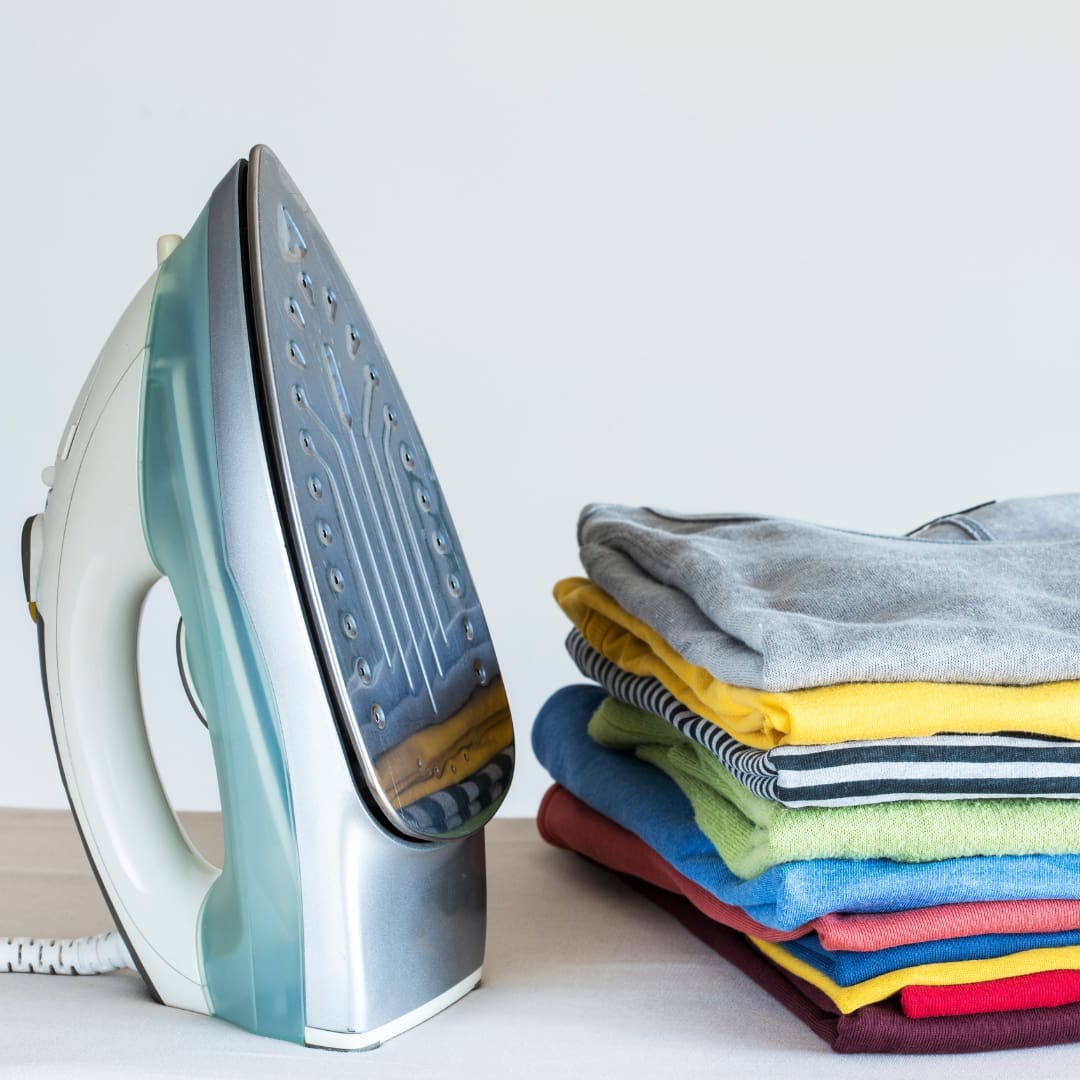 Pile de linge avec un fer à repasser à côté