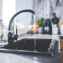 Eau qui coule dans un évier noir