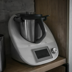 Thermomix blanc sur un plan de travail